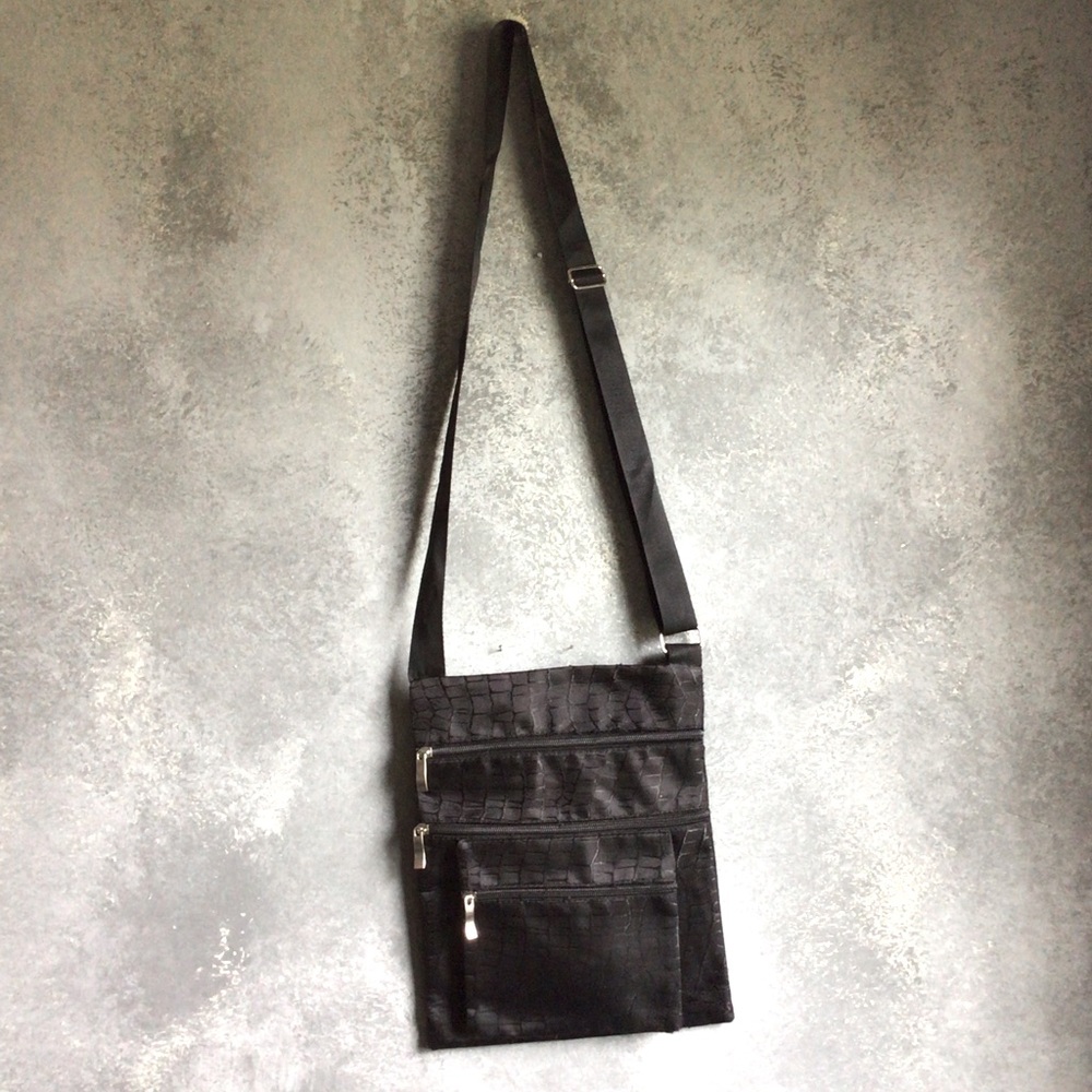 Lightweight purse with 4 zippered pockets